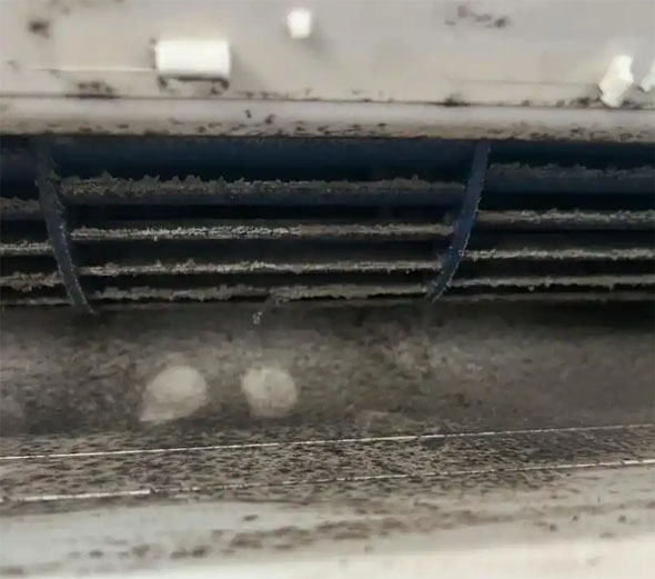 新安空调吹的风有股烧焦味是怎么回事